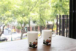 お冷やの代わりに、こちらのオリジナルマグカップでノンカフェインの「柿葉茶」をサーブ