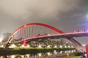 台北のレインボーブリッジ「彩虹橋」