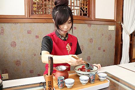 二代目オーナーの妹さん張語恩さんにお願いしました。家族で経営されていてアットホームな茶藝館なんですよ