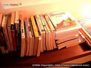 ◆ 棚の上には本がありました。中国語
ですが、ご自由にお読みください～