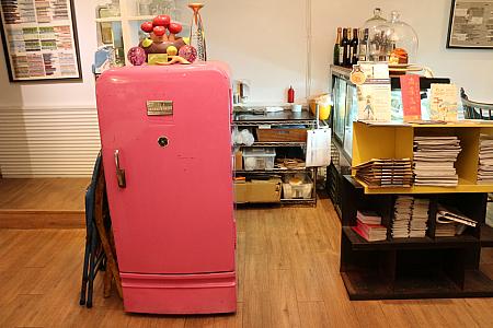 開店当初からお店にあるピンクの冷蔵庫。