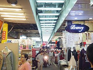 楽華商圏の中は昭和にタイムスリップしたかのような商店が並びます