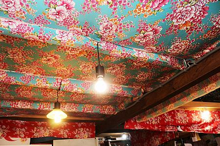 天井には色鮮やかな客家花布