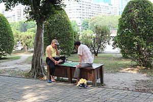 将棋を打つ人、体操する人、朝や夜にはジョギングやダンス、太極拳などに興じる人たちも集まります。台北の暮らしの一端がのぞけます