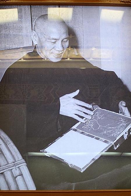 蒋介石70歳の誕生日に、息子の蒋經國が贈った著書「我的父親(我が父)」を嬉しそうに手にしている1枚。父の顔ですね～。