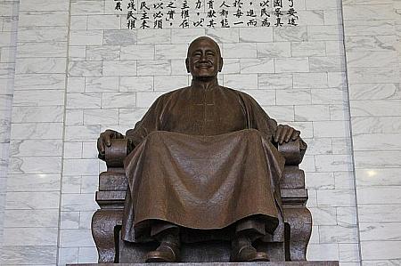 本堂に鎮座する蒋介石のブロンズ像は高さ6.3mという迫力です！