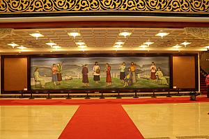緑の壁のデザインや、飾られている芸術作品、展示物なども異なっているので、ぜひ見比べてください。ぴかぴかの大理石の床は戯劇院と一緒です