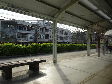 現在の横山駅。バイクはなくなった？