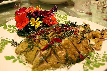 刺葱烤軟絲　埔里にしかないネギと花弁がかかったイカの料理