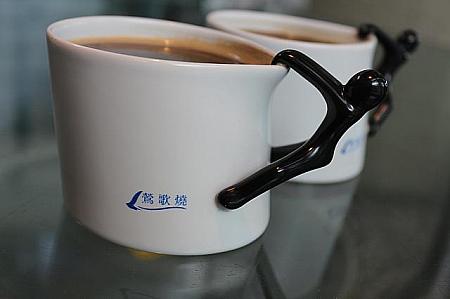 B1にある怡客咖啡（Ikari Coffee）にてコーヒーブレイクを。出されたコーヒーカップはなんと鶯歌仕様！持ちやすくて、かわいいこちらのコーヒーカップは館内のお土産屋さんでも販売されているそうですよ。