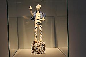タイの陶芸家の作品「高級佛陀」。有名なブランドを身にまとったブッダが印象的でした。その他、日本人の作品も展示されていましたよ。
