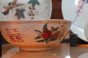 器の絵柄で、何時頃のものかがわかります。鶴が描かれている器は、日本統治時代に伝わったものでしょう。