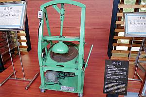 揉捻機と呼ばれる茶葉を揉み込む機械