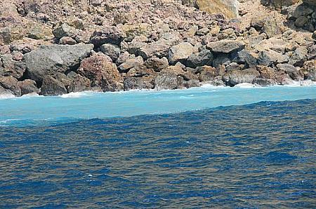 海底温泉の噴き口の色は白く、周辺はムッとする熱さ