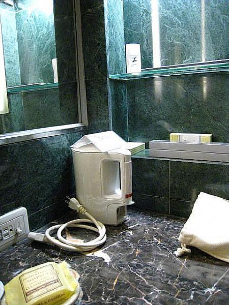 無料のミネラルウォーター・湯沸しポットはバスルームにあります。