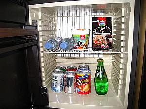 冷蔵庫（中の飲料、スナックなどはずべて有料です）