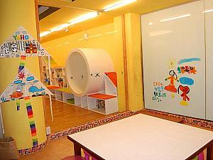 館内にはミニアスレチックやキッズルームなど子供が楽しめる施設が盛りだくさん。壁に絵の具で落書きできる部屋で思いっきりアートするのもかなり楽しそう。