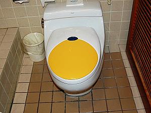 さらにキッズホテルで全室共通のトイレ。一見普通のトイレですが、黄色い蓋だけを開ければ子供用、全部開ければ大人用になるという、スグレモノの便座なんです！