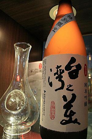 「台湾之美」（1000元）という純米吟醸酒、熱燗でも手が熱くない便利な容器もついています、清酒なので2年以内には飲み終えないと。