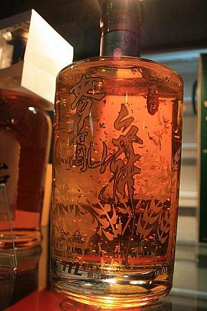 金箔入りの人気のウイスキー（1200元）、お土産にどうでしょう？「麥乱舞」というお酒の名前は、台湾で「酔っぱらうな」という意味。
