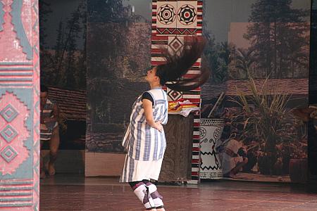 タオ族の踊り、女性は長い髪を腰を折って上下に振ります