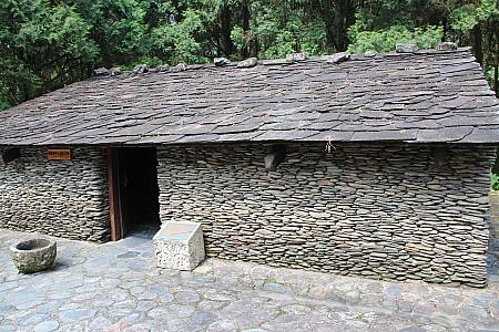 石が重ねられた様式の家屋