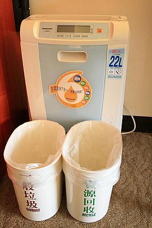 台北市内のホテルでは見たことありません！ゴミ箱がきちんと分別されていました。なんとも家庭的…　台湾では不可欠の除湿機も。