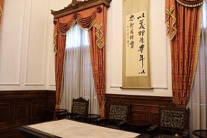 北白川宮能久親王の掛け軸が飾られた書斎