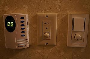 ほら、このとおり！室内温度(冷暖房)と館内スピーカーもそれぞれの個室で調節可能