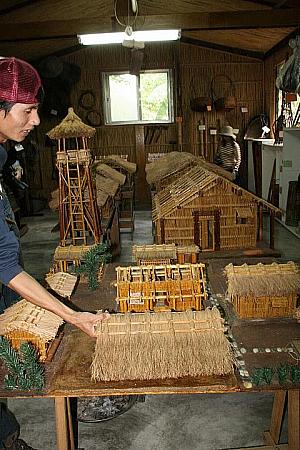 館内にあるかつてアミ族が住んでいた藁ぶき屋根の模型は、周さんが自分で作ったものです