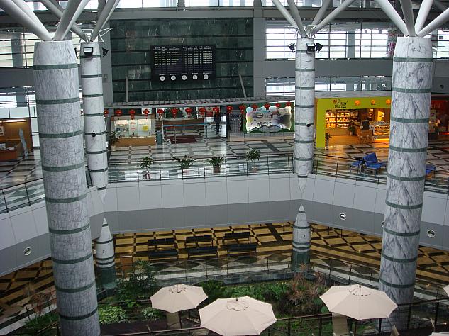 原住民建築の特色ある屋根と柱の構造、そして、大きなガラス張りの窓が快適な空間の花蓮空港内部
