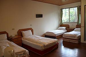 4人部屋で、シングルベッドが4つ