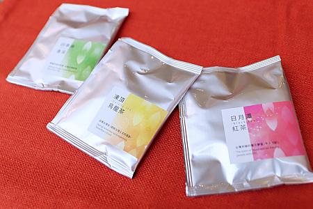 台湾で人気の凍頂烏龍茶、日月潭紅茶、四季春青茶のティーバッグが入った巾着袋150元。