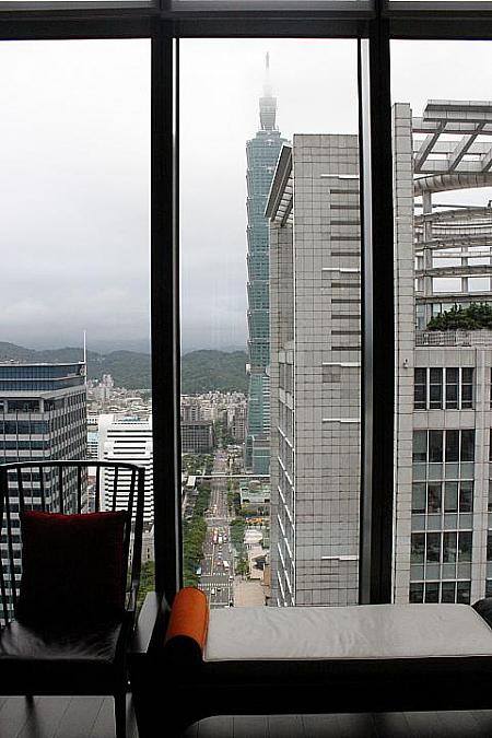 隣のビルで半分隠れてしまっていますが、台北101が眺められます