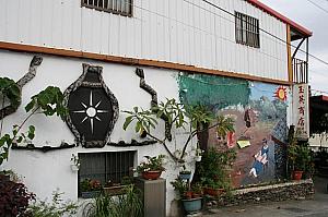 パイワンのストーリーが家の壁に描かれています
 
