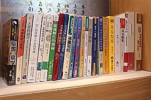たくさんの本が並びます。日本語の本も･･･