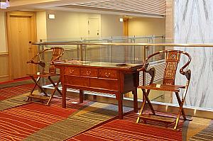 どのフロアもエレベーター前のスペースは広く、骨董椅子と机があります