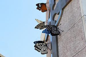 教会にも蝶のオブジェがいっぱい！ゲートにも蝶を発見♪