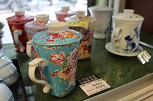 一般的に磁器は香りが広がり、陶器は香りがこもるのだとか。そのため好みにもよりますが、磁器はジャスミン茶や緑茶や包種茶などに、陶器はプーアル茶やウーロン茶に適しているとのこと。 