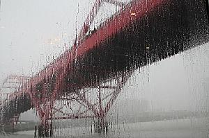 赤い大橋を通過する際には大雨…＞＜