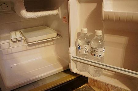 ミネラルウォーターは冷蔵庫で冷やされています