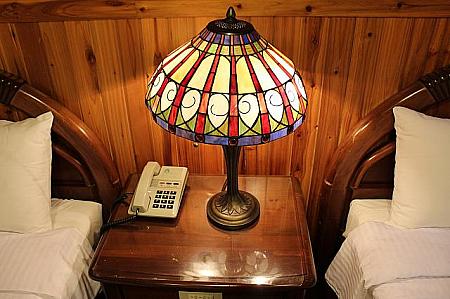 ベッドサイドに置かれたランプがキレイ！