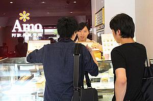 龍山寺観光のついでにパイナップルケーキを買う日本人の方に遭遇