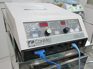 これが治療に使われる電気メスの機械。