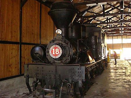 蒸気機関車の倉庫には、昔の写真も飾られています