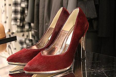 ドレスにぴったりなワインレッドの靴ももちろんブランドオリジナル（靴7980元）