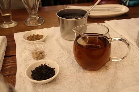 「春水堂」で使用する紅茶とタピオカのサンプル
