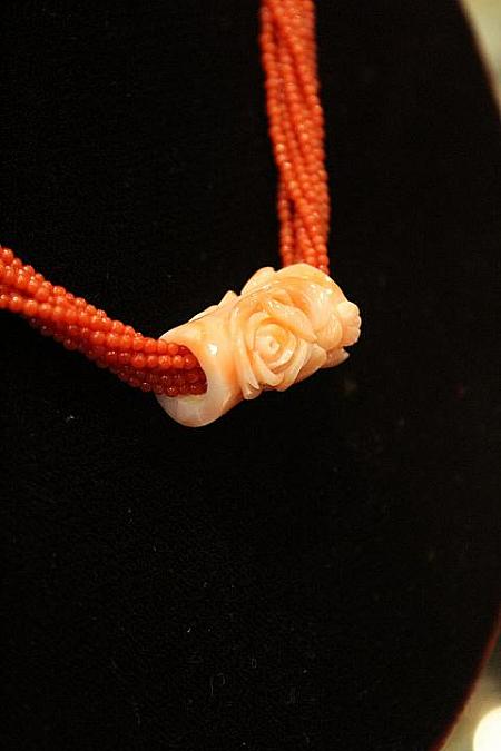お花が彫刻されたペンダントヘッドと小さな珠珊瑚ネックレス