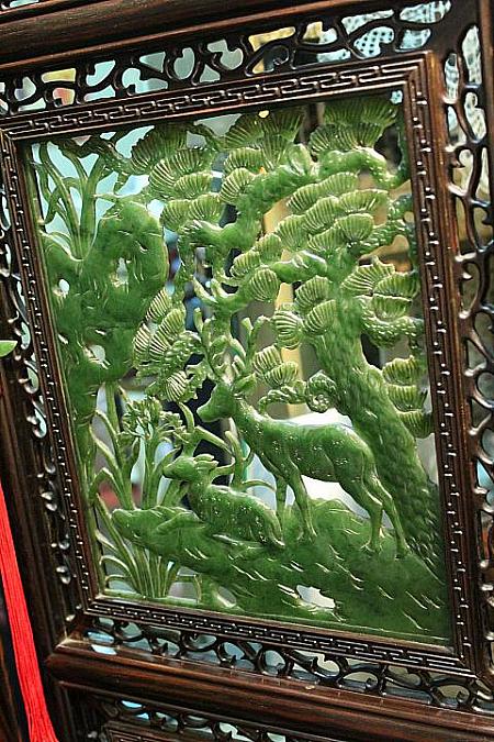故宮で見た屏風を自分なりにアレンジした作品。彫る技術も相当ですが、これだけ大きな翡翠を手に入れるのも大変なのだとか