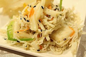 こちらはオススメの小菜。タケノコの触感が食欲を倍増させるさっぱりサラダ